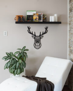 dekorace na zeď jelen hlava obývák křeslo wildlife