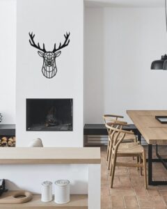 dekorace na zeď jelen hlava nad krbem