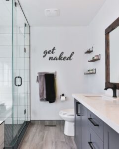 dekorace na zeď get naked koupelna